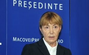 Monica Macovei, la Biroul Electoral Central: Le-am adus popcorn lui Ponta si o oglinda lui Iohannis