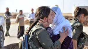 Femeia care conduce apararea kurzilor in fata asaltului Statului Islamic