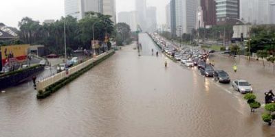 MAE: Romanii blocati in Malaysia au fost evacuati din zona afectata de inundatii si se indreapta spre Kuala Lumpur