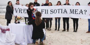 FOTO VIDEO Cerere in casatorie la malul marii. Plaja din Mamaia, scena pentru indragostitii Andreea si Adrian