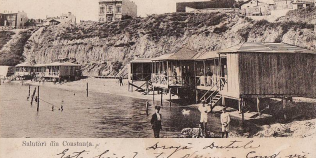 Cum faceau turistii plaja si baie pe vremuri in Constanta. Inotatorii erau legati cu cate o franghie de siguranta