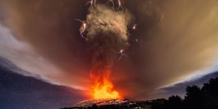 VIDEO Eruptie spectaculoasa a vulcanului Etna; cerul Siciliei, acoperit de fulgere vulcanice