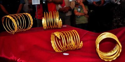 Tezaurele fabuloase din Sarmizegetusa Regia. Peste 55 de kilograme de aur in monede antice si 11 spirale din aur masiv sunt cautate prin Interpol