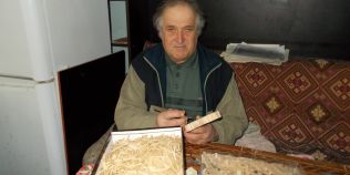 Un pensionar as in machete din bete de chibrituri, preferatul dictatorului Nicolae Ceausescu