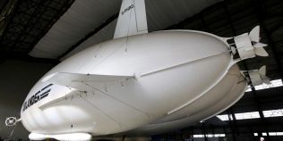 VIDEO Airlander 10, cel mai mare aparat de zbor din lume, s-a ridicat pentru prima oara in aer