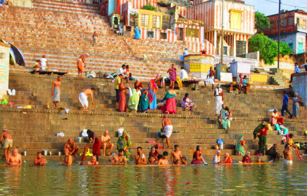 Culmea sfinteniei: Un ministru indian intentioneaza sa livreze apa din Gange prin posta
