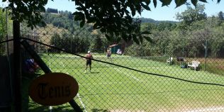 FOTO Cea mai pitoreasca arena de tenis din Romania. Satul din Muntii Banatului gazduieste chiar si un 