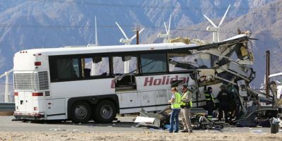 SUA: Cel putin 13 persoane si-au pierdut viata, dupa ce un autocar s-a izbit de o autoremorca pe o autostrada din California