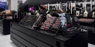 Trucurile aplicate in magazinele de cosmetice: cum reusesc comerciantii sa convinga clientele sa cumpere mai mut decat au nevoie