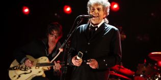 Bob Dylan rupe tacerea. Cantaretul va accepta Premiul Nobel pentru literatura