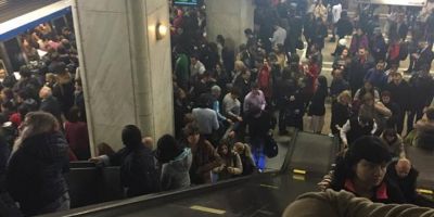 Mai multe femei au lesinat la metrou din cauza aglomeratiei. Circulatia a revenit la normal