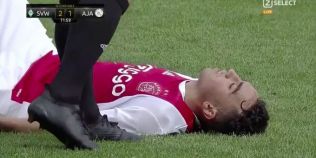 VIDEO La un pas de tragedie! Un fotbalist de la Ajax s-a prabusit pe teren in timpul unui meci amical
