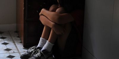 A intretinut relatii sexuale cu o copila de 13 ani pana a lasat-o insarcinata, apoi a fugit din tara