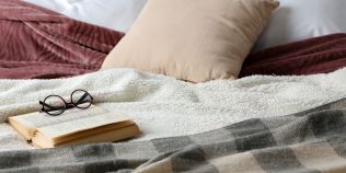Cat de des ar trebui sa spalati lenjeria de pat si ce se intampla cand nu faceti asta, potrivit unui microbiolog