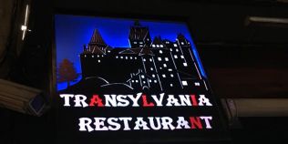 O familie de romani a deschis primul restaurant cu tematica Dracula din Marea Britanie