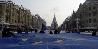 FOTO Marele drapel al Uniunii Europene a ajuns la Timisoara. 