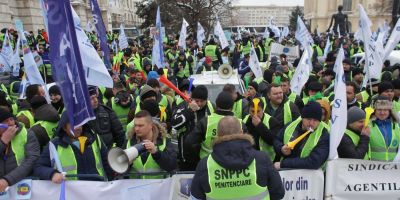 Peste 3.000 de politistii si angajati din penitenciare protesteaza in fata Ministerului Afacerilor Interne