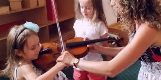 Violonista care ii ajuta pe copii sa simta vibratia muzicii. Cum se desfasoara un curs pentru dezvoltarea auzului intern